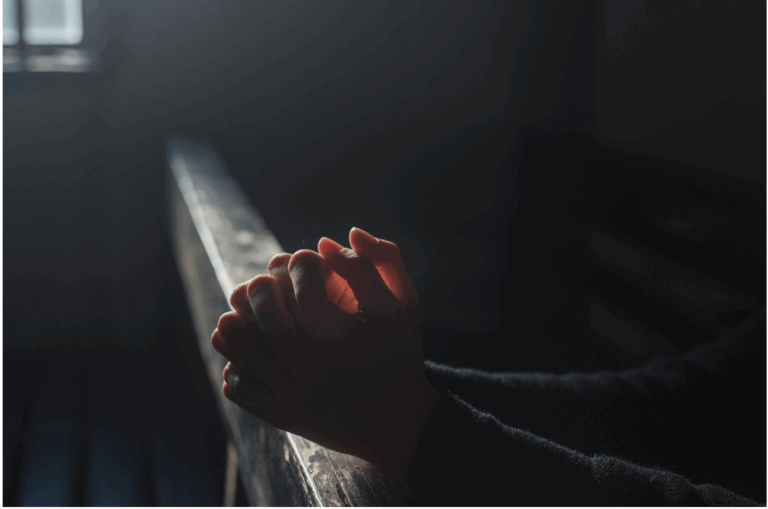Colocar um columbário junto à comunidade paroquial significa oferecer um lugar público e sagrado de memóri